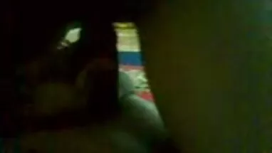 Sürtük bir kedi ve kıçından krem sürerken ön koltukta ona oral seks yerli sex filmi yapar