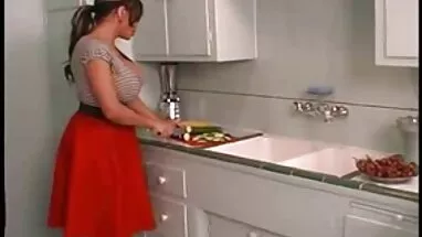 ona nasıl yapılacağını gösteriyor. türk erotik porno film izle